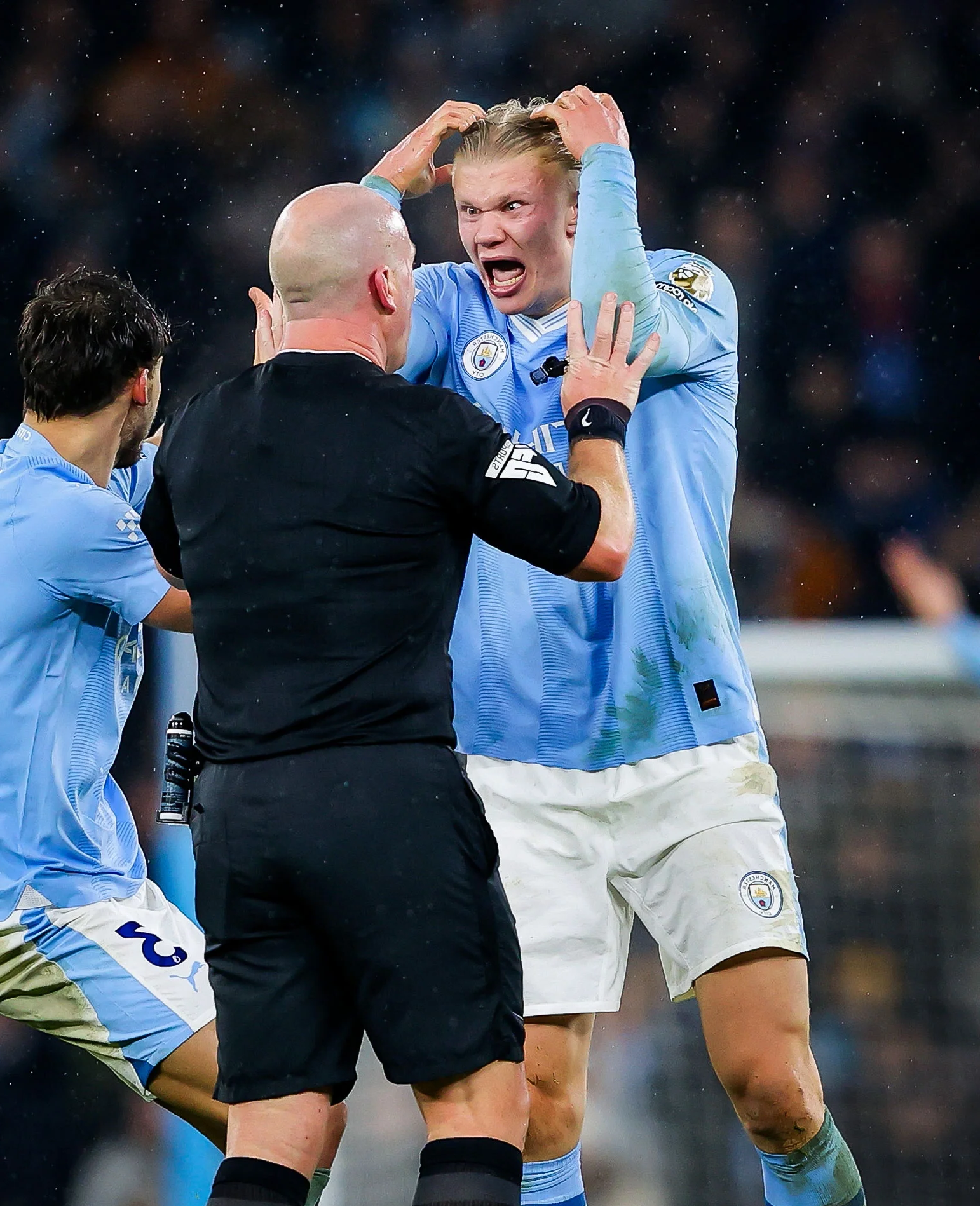 华体育官方关于哈兰德在日本队比赛中大比分获胜，刷新纪录引发热议！观众掌声雷动的信息