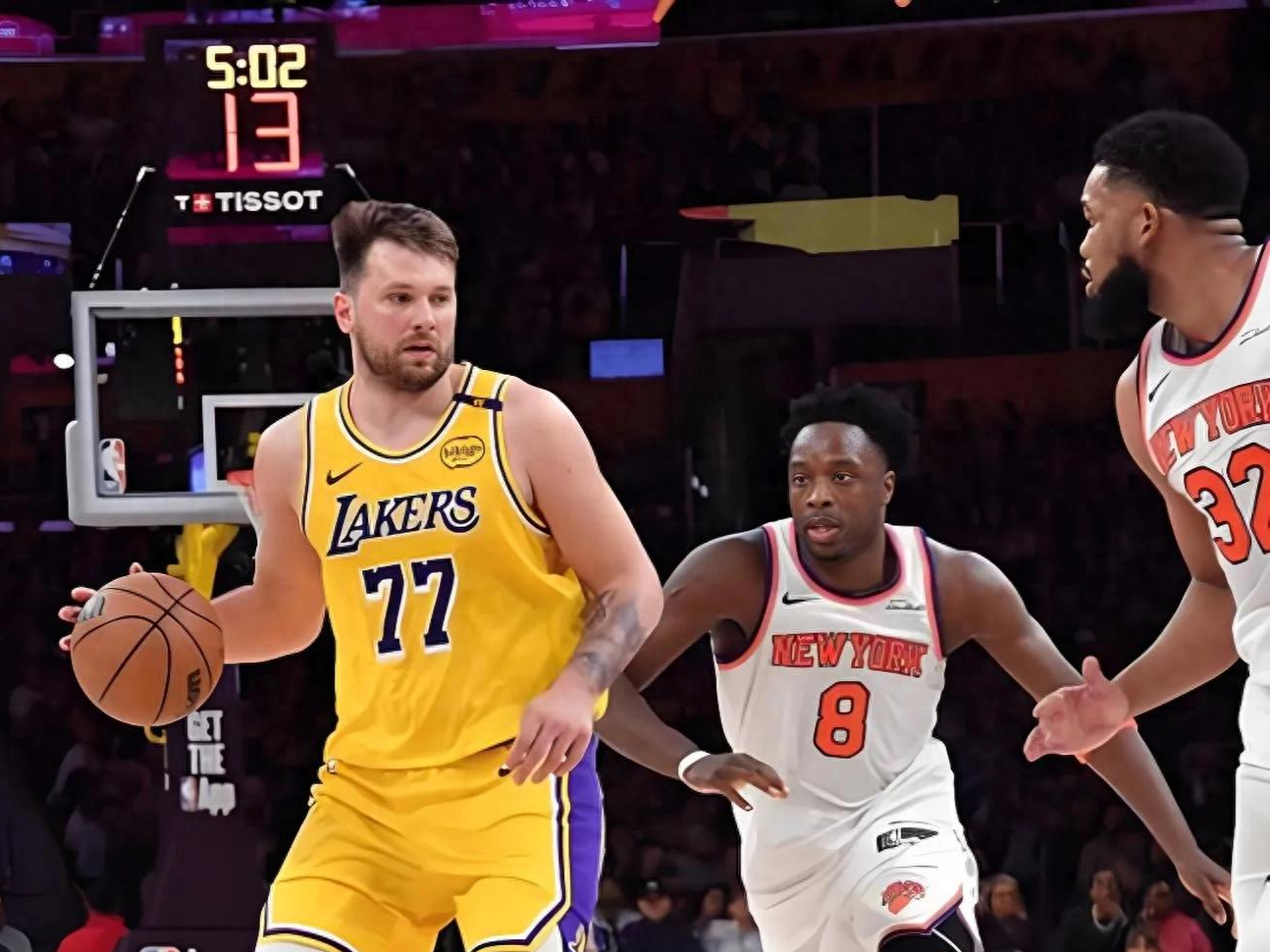 包含赛前体能课后，纽约尼克斯主帅复盘备战中超，媒体盛赞，阵容厚度经受考验的词条